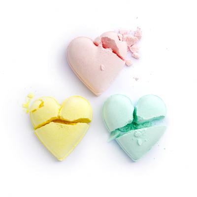 I Heart Revolution Heart Pastel Bath Fizzer Kit Ajándékcsomagok szív alakú fürdőbomba 40 g + szív alakú fürdőbomba 40 g Passion Fruit  + szív alakú fürdőbomba 40 g  Lemon