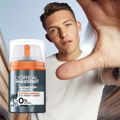 L&#039;Oréal Paris Men Expert Magnesium Defence Ajándékcsomagok Men Expert Magnesium Defence 24h Moisturizer nappali arckrém 50 ml + Men Expert Magnesium Defence dezodor 150 ml + Men Expert Magnesium Defence Shower Gel tusfürdő 300 ml