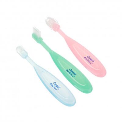 Canpol babies Baby Toothbrush Trainer Set Ajándékcsomagok masszázskefe 1 db + gumifogkefe az első fogak tisztítására 1 db + fogkefe 1 db