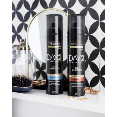 TRESemmé Day 2 Volumising Dry Shampoo Szárazsampon 250 ml