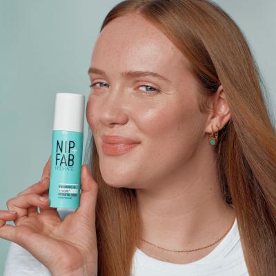 NIP+FAB Hydrate Hyaluronic Fix Extreme⁴ Hydrating Serum 2% Arcszérum nőknek 50 ml