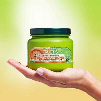 Garnier Fructis Vitamin &amp; Strength Biotin Hair Bomb Hajpakolás nőknek 320 ml