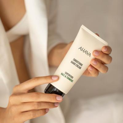 AHAVA Superfood Kale &amp; Turmeric Smoothing Hand Cream Kézkrém nőknek 100 ml