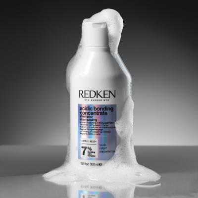 Redken Acidic Bonding Concentrate Dream Big Ajándékcsomagok Acidic Bonding Concetrate sampon 300 ml + Acidic Bonding Concentrate kondicionáló 300 ml + Acidic Bonding Concentrate Leave-In Treatment hajápoló 150 ml